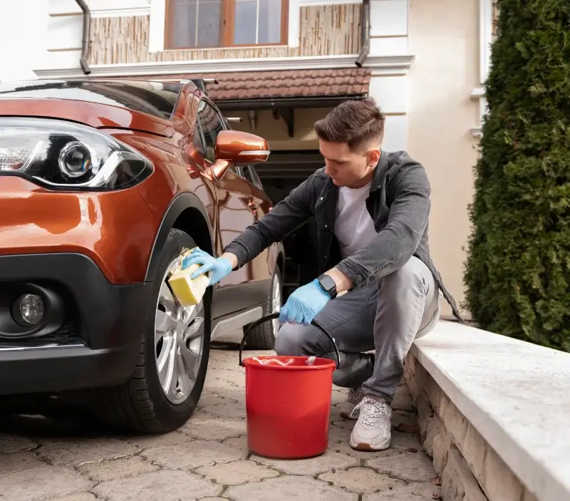 Lavage auto à domicile Remoulins : professionnel intervenant sur un véhicule
